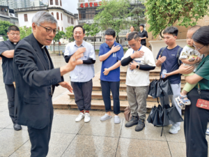 Le cardinal Stephen Chow, évêque de Hong-Kong, bénit des catholiques chinois devant la cathédrale de Guangzhou, le 23 avril durant un voyage dans le sud de la Chine.