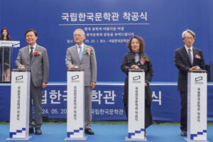 Le ministre de la Culture, des Sports et du Tourisme de Corée du Sud, Yu In-chon (à gauche), avec Moon Chung-hee, directeur du musée (2e à partir de la gauche), le 20 mai à Séoul.