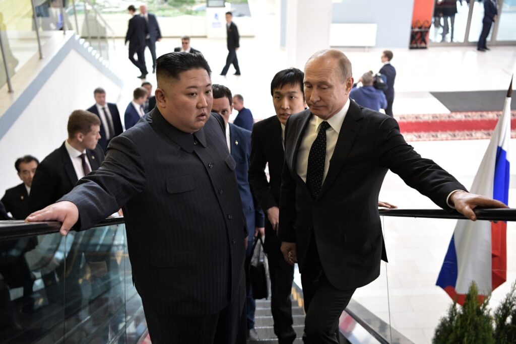 Le président russe Vladimir Poutine avec le dirigeant nord-coréen Kim Jong-un, lors d’une rencontre en Russie en 2019.