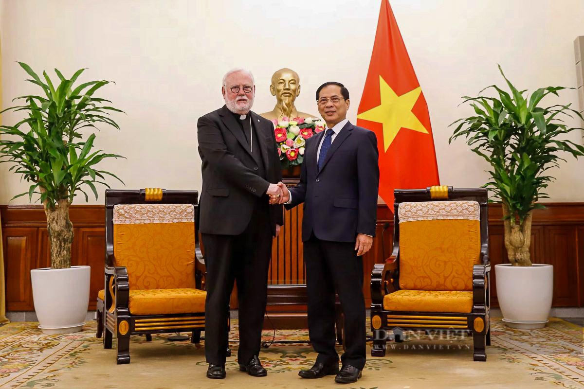 Mgr Gallagher, secrétaire pour les relations avec les États du Vatican, le 9 avril à Hanoï avec le ministre des Affaires étrangères Bui Thanh Son.
