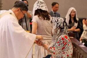 Mgr Peter Chung Soon-taick, archevêque de Séoul, distribue l’Eucharistie durant une messe spéciale pour la paix, le 24 juin dans la cathédrale de Myeongdong (Séoul).