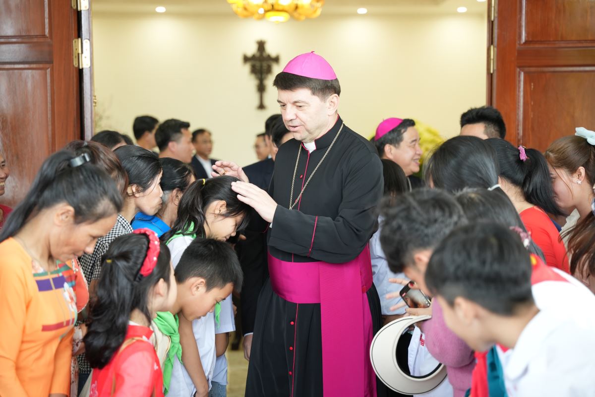 Mgr Zalewski, premier représentant pontifical résident, le 16 février au Vietnam.