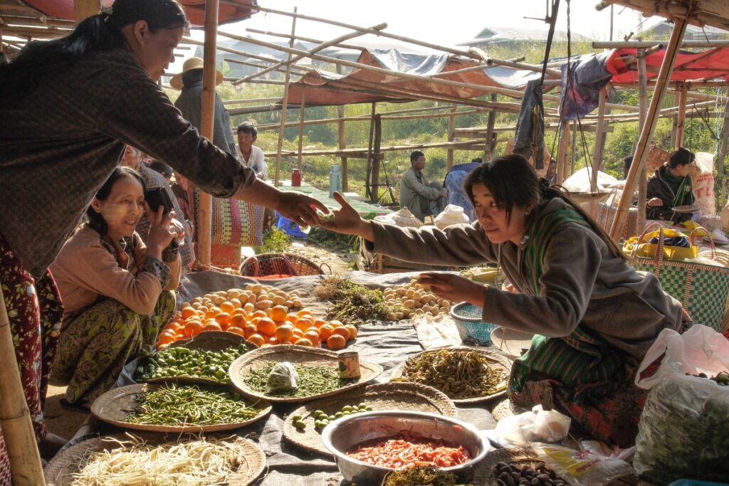Un marché local dans la ville de Nyaung Shwe (État Shan), Birmanie. La Birmanie compte le niveau de pauvreté le plus élevé depuis six ans.