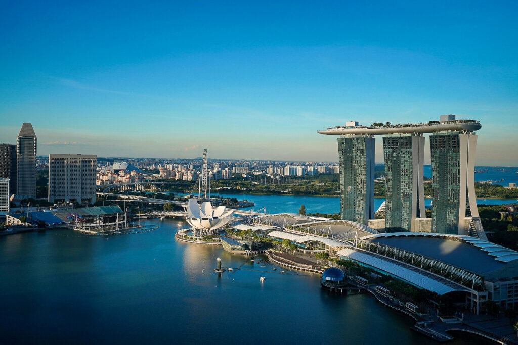 Vue aérienne de Singapour. Le président de Singapour a pu rencontrer le pape le 22 juin au Vatican en audience privée, deux mois avant la venue du Saint-Père dans la cité-État.