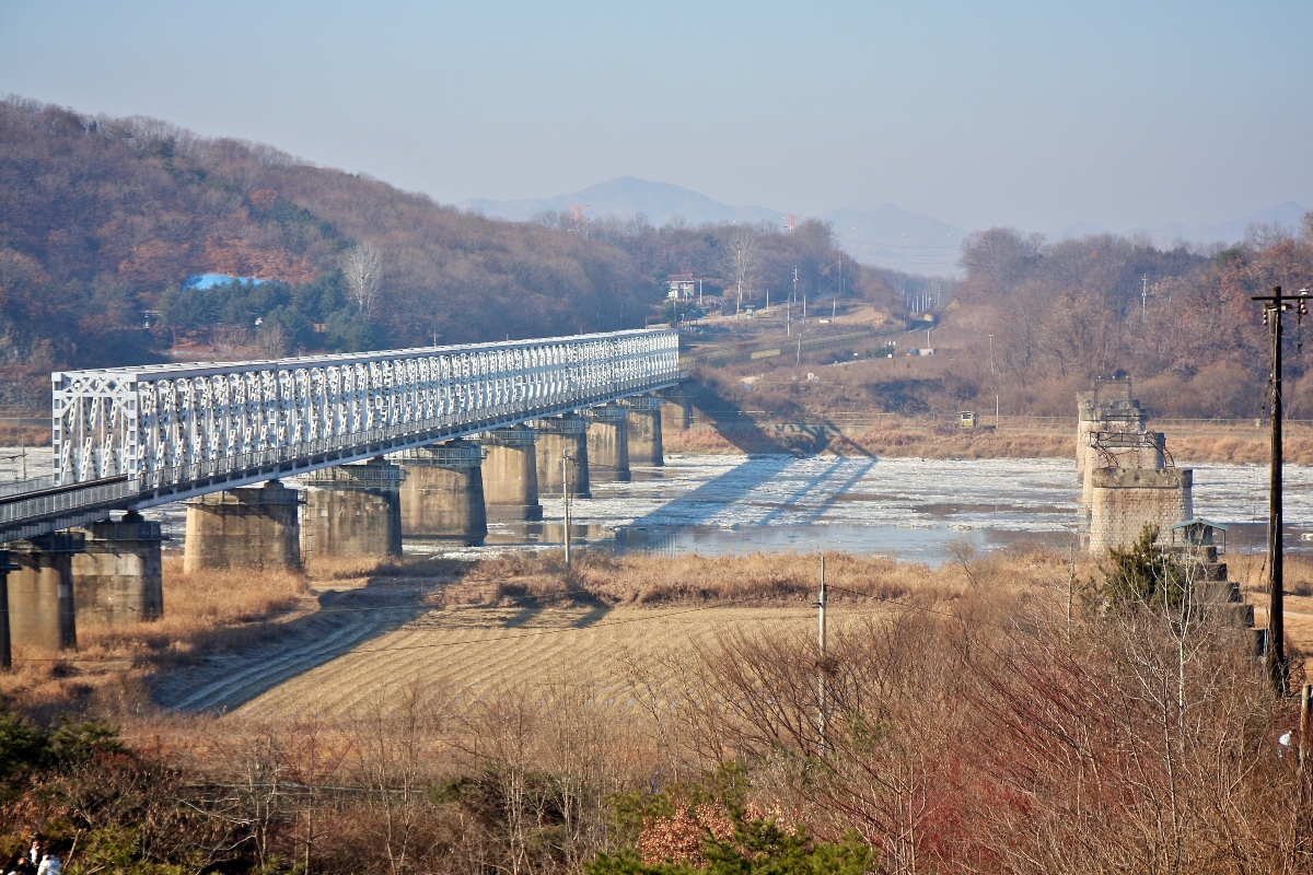 Vue sur le pont ferroviaire de la liberté (l’ancien et le nouveau) à Imjingak, dans la zone démilitarisée (DMZ) au nord de Séoul. Le pont relie le nord et le sud.