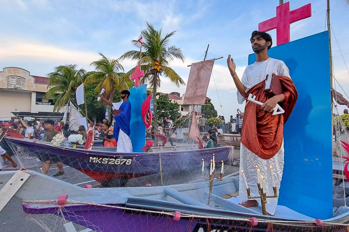 Chaque année à la fin juin, les pêcheurs de Malacca honorent saint Pierre, patron des pêcheurs.