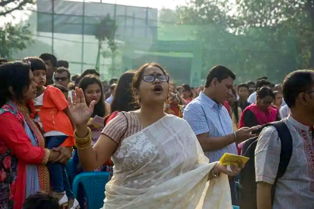 Des chrétiens bangladais participent à une célébration pascale dans le centre de Dacca en 2018.