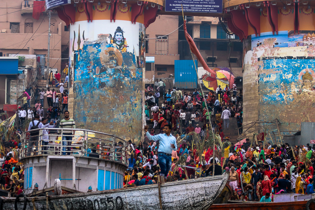 Des habitants sur les « ghats » (en sanskrit, les marches qui recouvrent les rives des cours d’eau) de Varanasi, durant la fête de Kartika Purnima dans l’Uttar Pradesh.