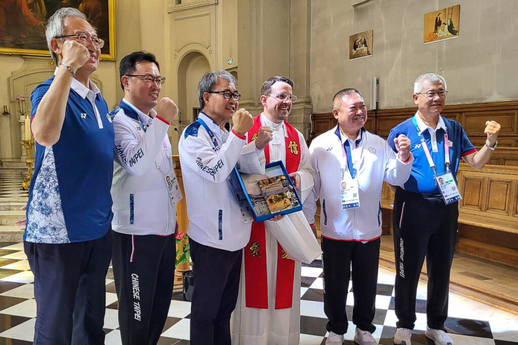 La délégation olympique officielle de Taïwan avec le ministre de l'éducation et des sports, l'ambassadeur et le responsable des JO pour Taïwan, le 25 juillet avec le P. Étienne Frécon, vicaire général MEP, dans la chapelle des Missions Étrangères de Paris.