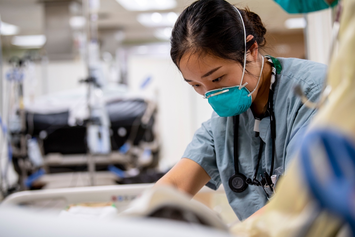 Le manque d’aidants professionnels au Japon dépasse le secteur de la santé et reflète les défis sociétaux du pays à plus large échelle.