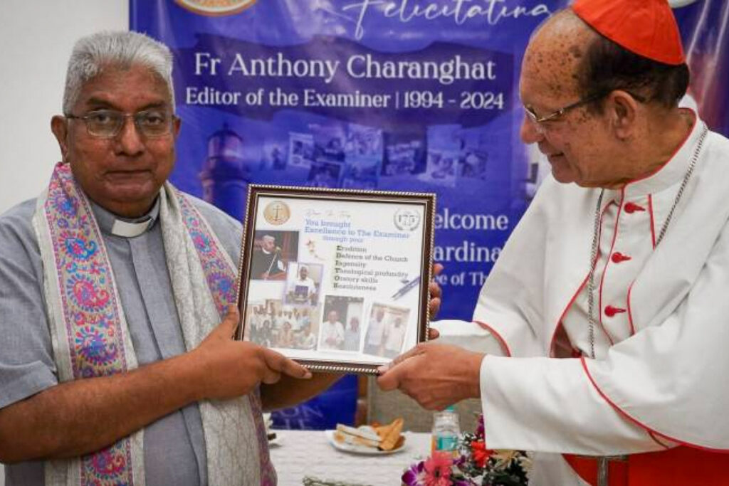 Le père Anthony Charanghat avec le cardinal Gracias, archevêque de Mumbai, après 30 ans à la tête du journal catholique indien The Examiner.