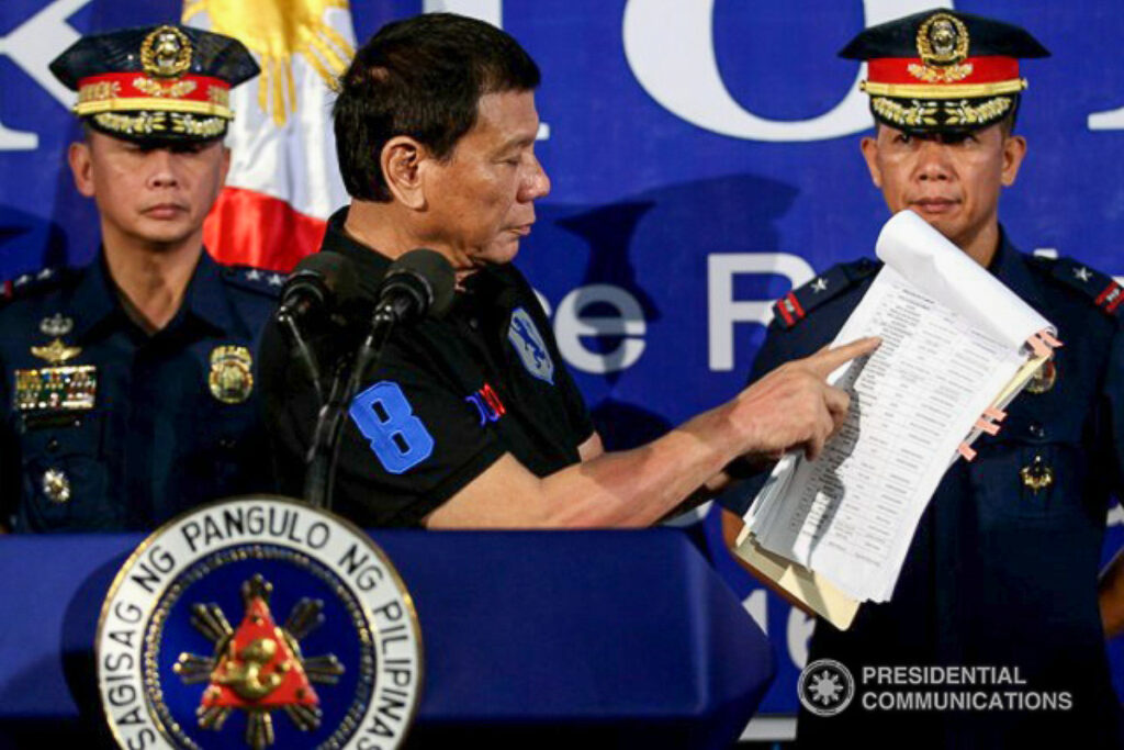 Le président Rodrigo Duterte montre un document contenant la liste des présumés narco-politiciens lors de son discours au siège du bureau régional de la police 13 à Camp Rafael C. Rodriguez, dans la ville de Butuan, le 6 octobre 2016.