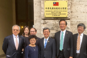 L’ex-premier ministre et vice-président Chen Chien-jen, catholique, ici en 2016 avec son épouse et une délégation taïwanaise devant l’ambassade près le Saint-Siège.