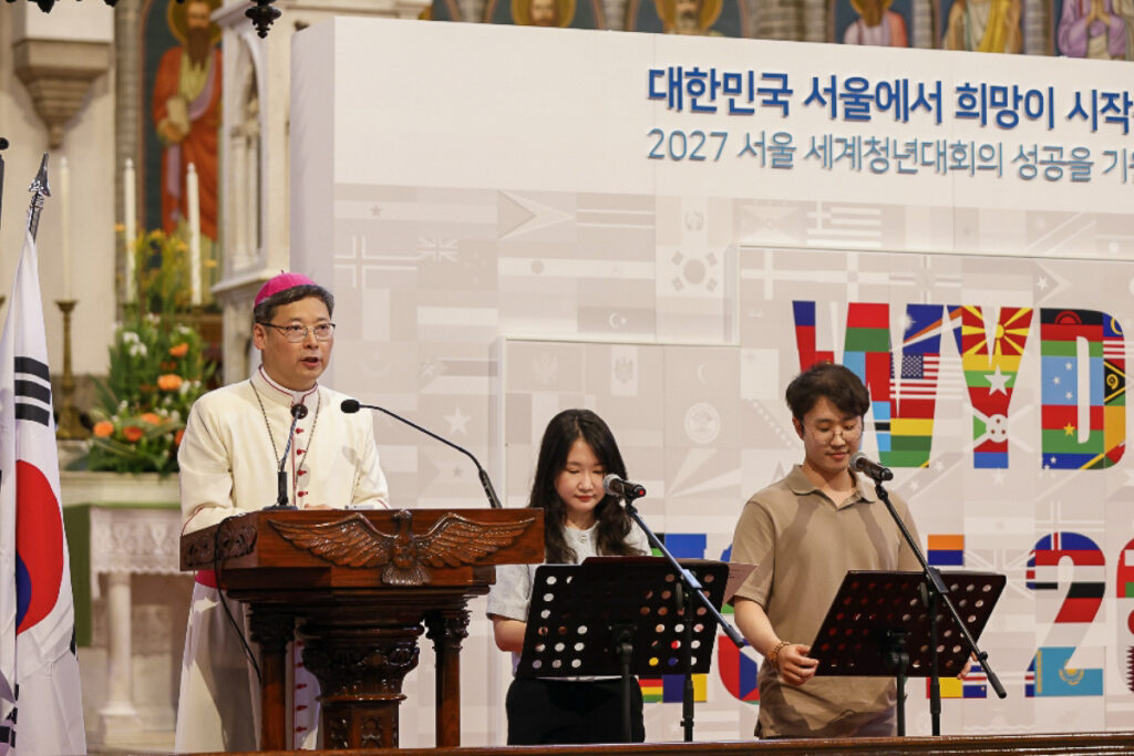 Mgr Pierre Chung Soon-taick, archevêque de Séoul, avec deux jeunes délégués, le 28 juillet dans la cathédrale de Myeongdong lors du lancement officiel des JMJ 2027.