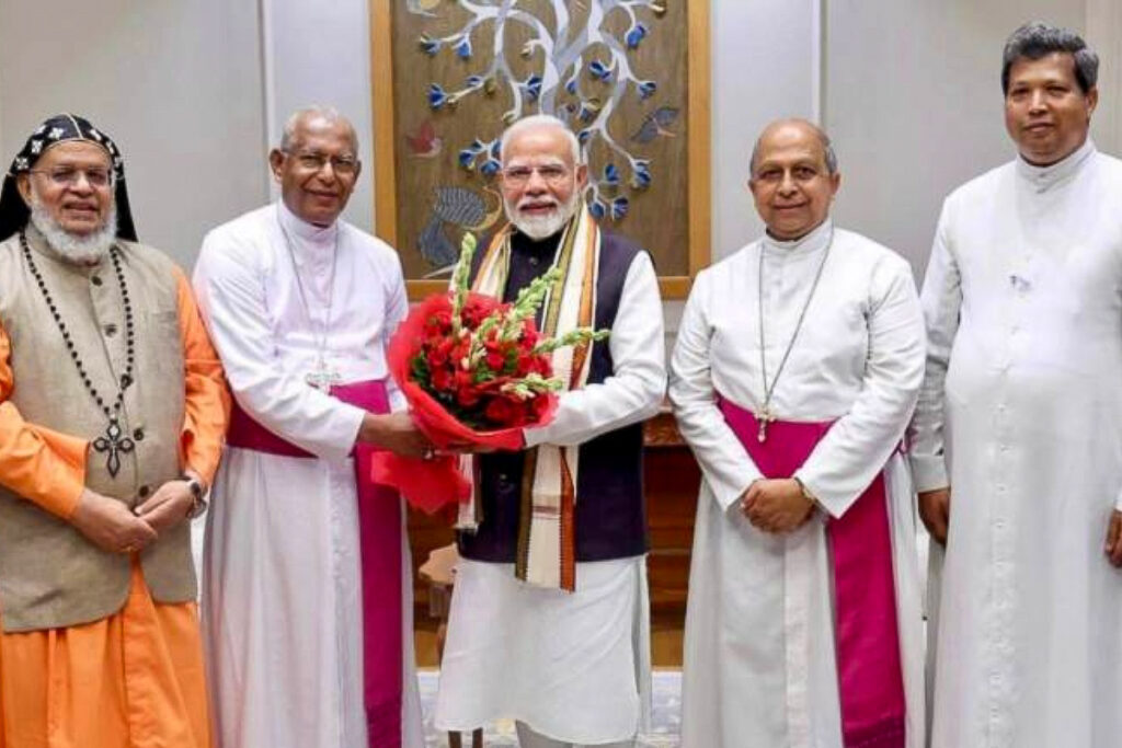 Mgr Thazhath, président de la Conférence épiscopale indienne, le 12 juillet à New Delhi avec Narendra Modi et trois autres responsables catholiques indiens.