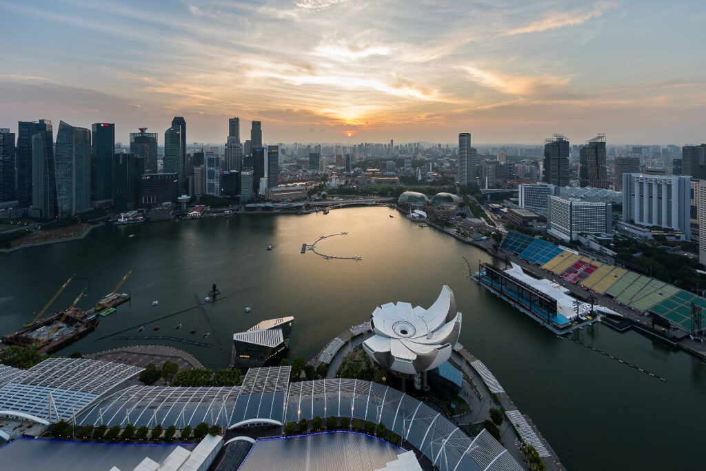 Singapour est la ville la plus sûre au monde pour les touristes et voyageurs étrangers selon une étude de Forbes Advisor.