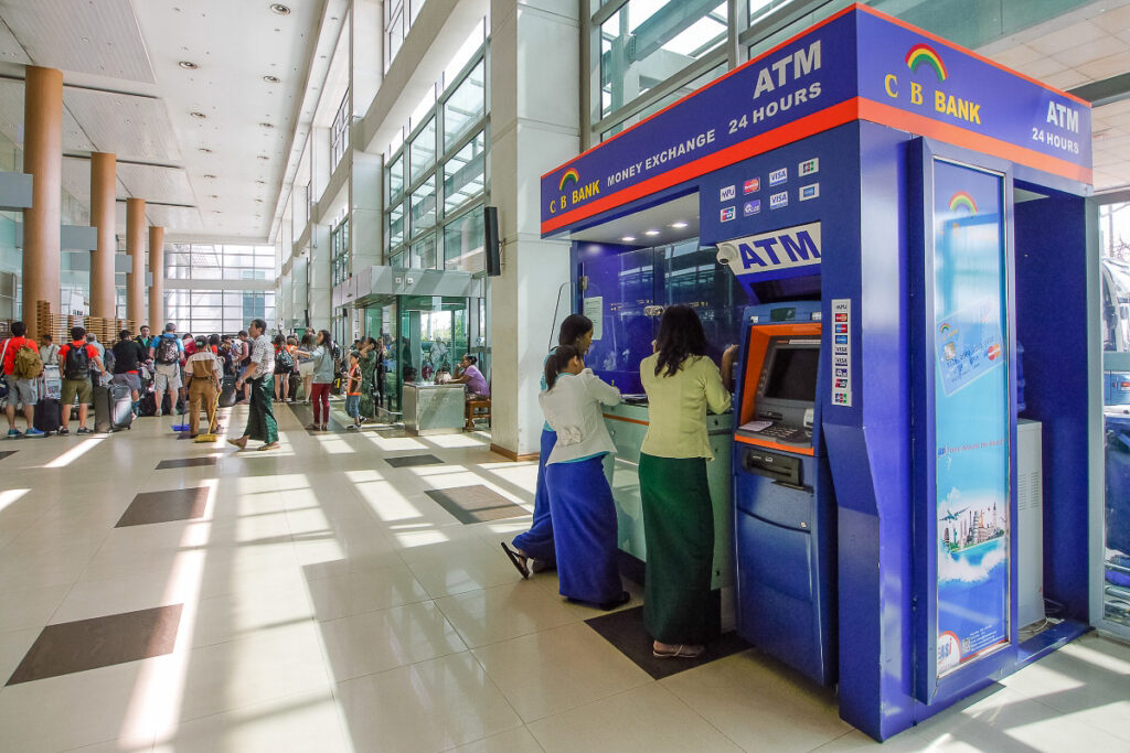 Un guichet automatique à Rangoun. La Banque centrale birmane a imposé des restrictions sur les retraits d’espèces par client et par jour.