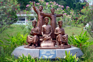 Un monument commémorant cinq anciens séminaristes du Collège général de Penang, canonisés parmi les 117 Martyrs du Vietnam en 1988.