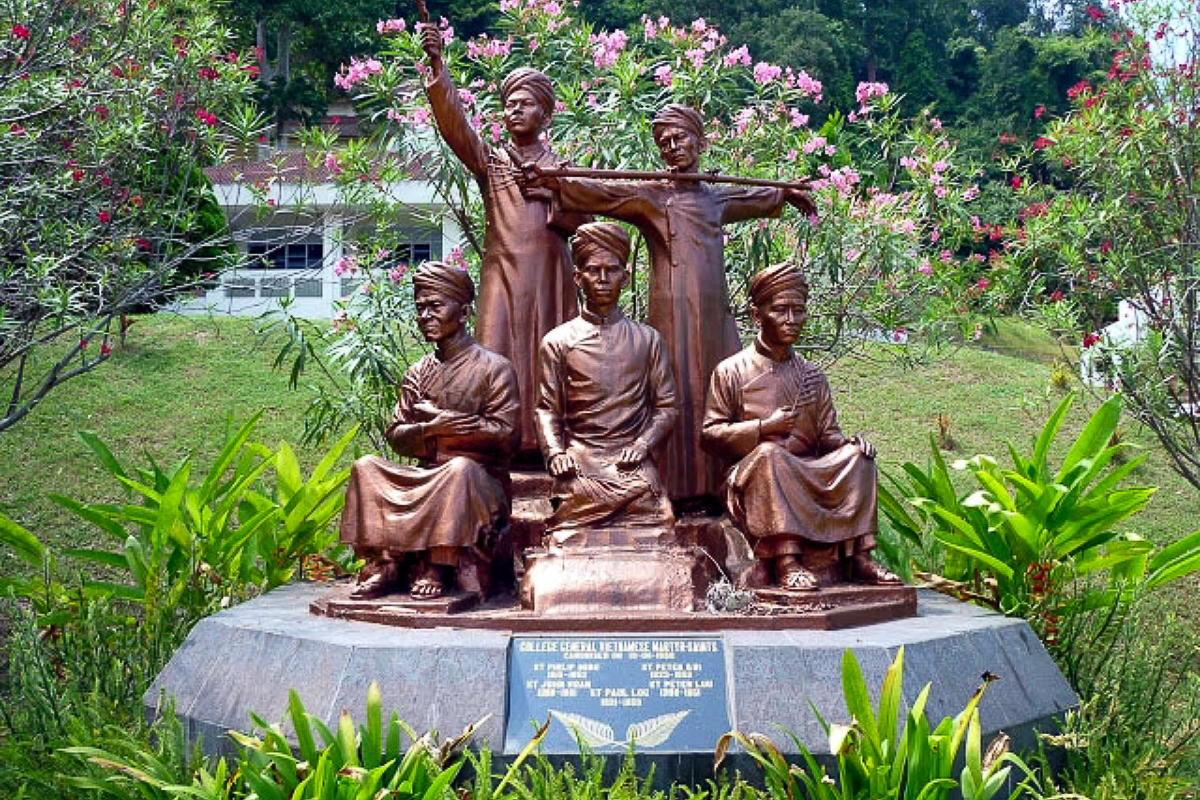 Un monument commémorant cinq anciens séminaristes du Collège général de Penang, canonisés parmi les 117 Martyrs du Vietnam en 1988.