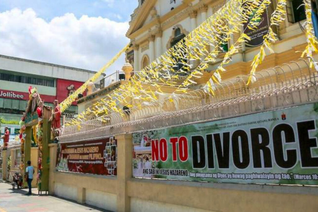 Une bannière contre le divorce devant la basilique mineure du Nazaréen Noir de Quiapo, Manille.