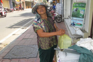 Une femme distribue de la glace dans la province centrale de Thua Thien Hue.