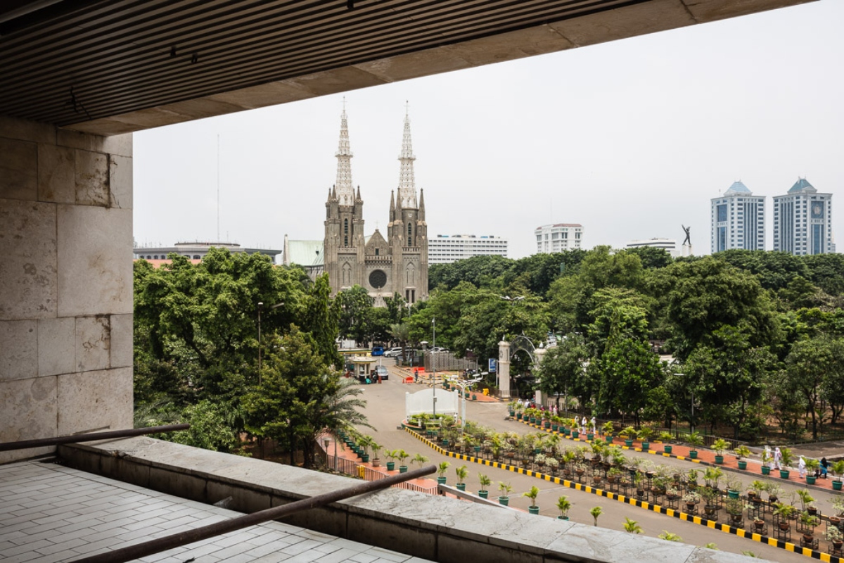 La cathédrale de Jakarta vue depuis la mosquée Istiqlal. Un « tunnel de la fraternité » reliant les deux édifices doit être inauguré ce mois-ci avant la venue du pape.