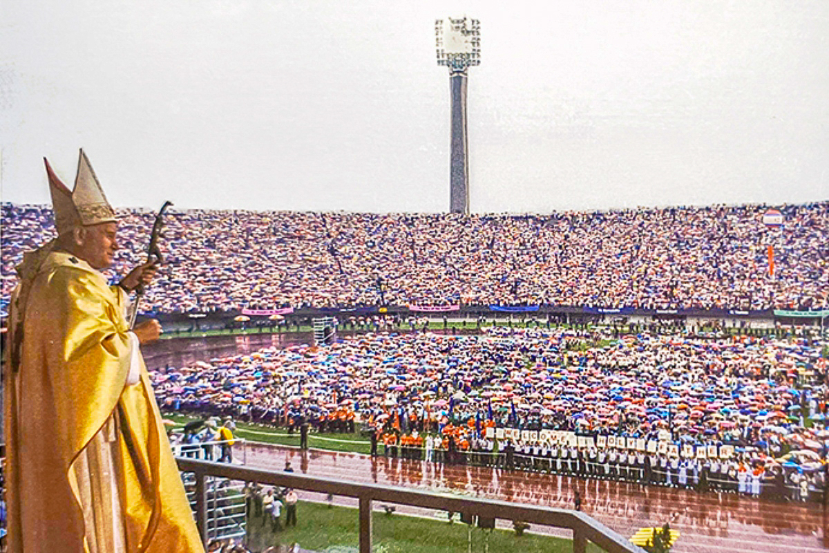 Le pape Jean-Paul II avec une foule de 70 000 fidèles singapouriens, le 20 novembre 1986 dans l’ancien Stade National.