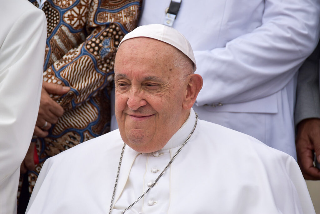 La pape François devant la mosquée de Jakarta, lors de la rencontre interreligieuse du 5 septembre 2024.