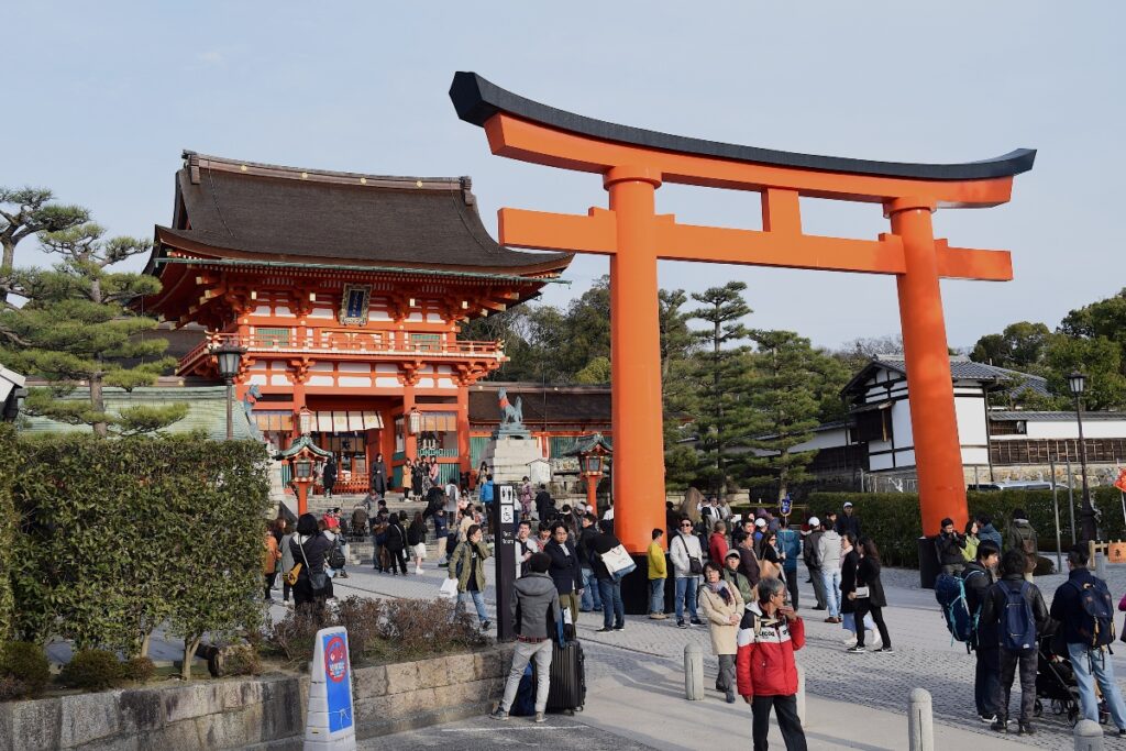 Un torii (portail traditionnel japonais) au sanctuaire shintoïste de Fushimi Inari, Kyoto. Le Japon a accueilli 17,78 millions de touristes au cours du premier semestre 2024.