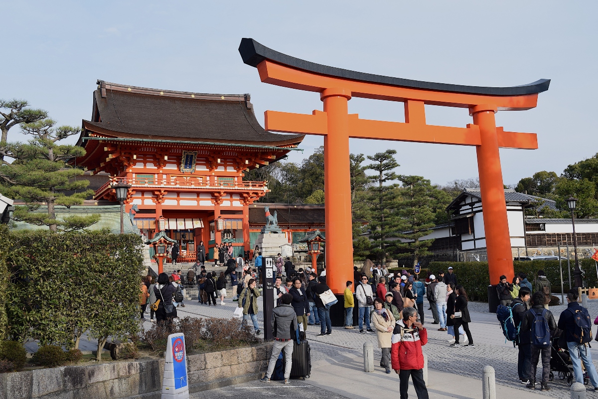 Un torii (portail traditionnel japonais) au sanctuaire shintoïste de Fushimi Inari, Kyoto. Le Japon a accueilli 17,78 millions de touristes au cours du premier semestre 2024.