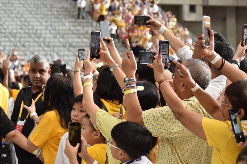 À l'arrivée du pape au stade national de Singapour, tous les smartphones se lèvent en espérant rapporter un souvenir du Saint-Père.