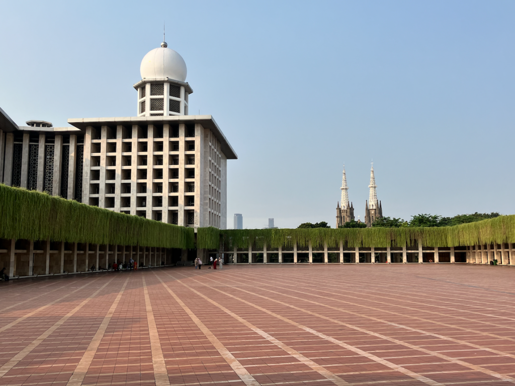 Les flèches de la cathédrale de Jakarta depuis la mosquée Istiqlal.