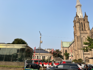 L'entrée du Tunnel de la Fraternité (à gauche) reliant la cathédrale et la mosquée de Jakarta.