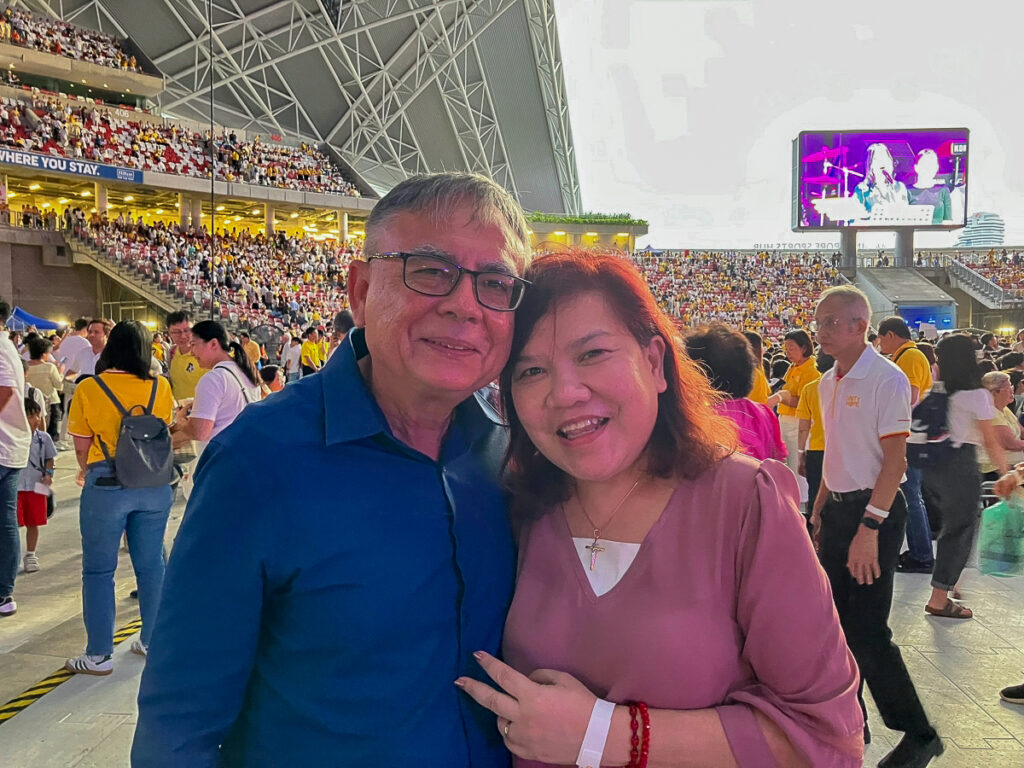 Faustine et Christopher, de la paroisse Sainte-Marie des Anges à Singapour ont reçu des invitations la veille pour la messe. Pour eux, c'est une bénédiction d'être ici.