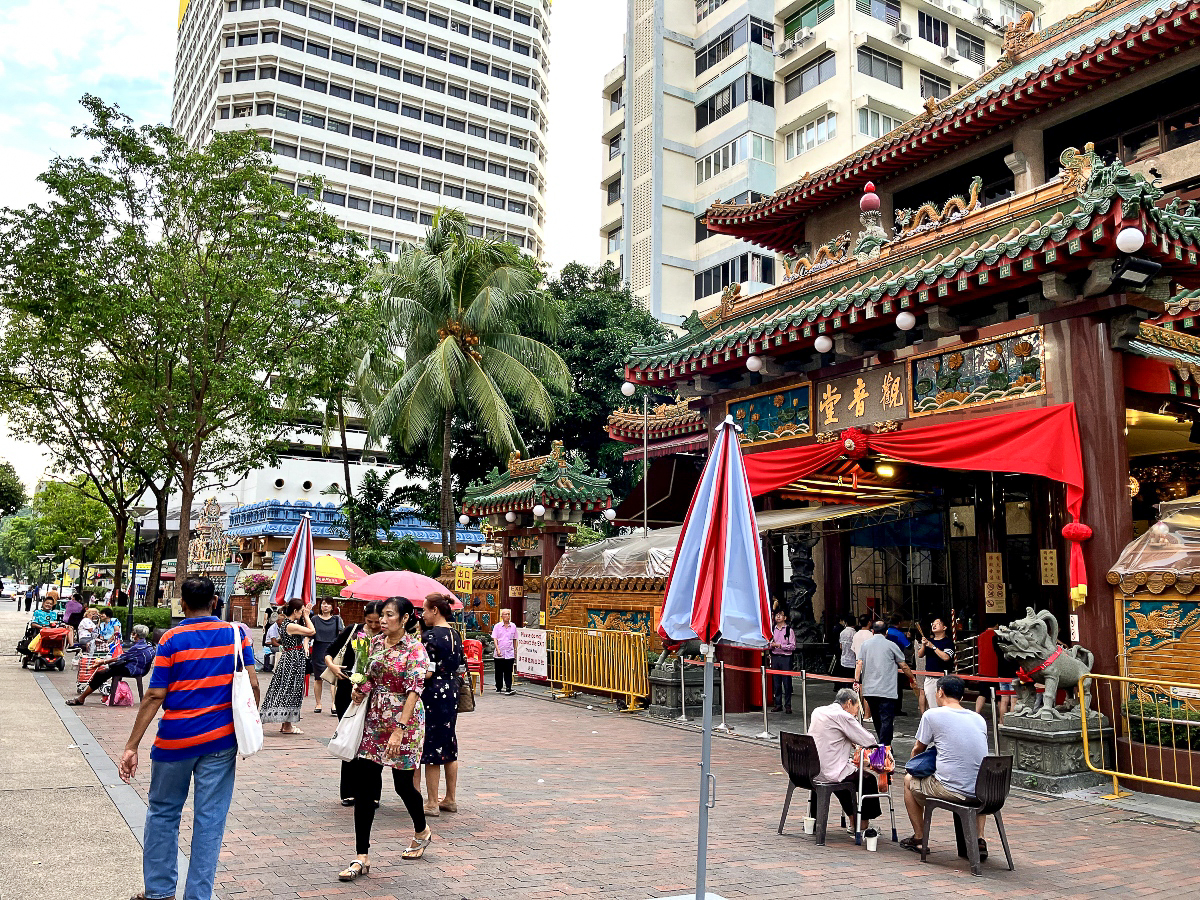 La rue Waterloo, dans le quartier de Rochor à Singapour, compte quatre lieux de culte différents sur seulement 555m : une synagogue, un temple hindou, un temple bouddhiste et une église catholique.