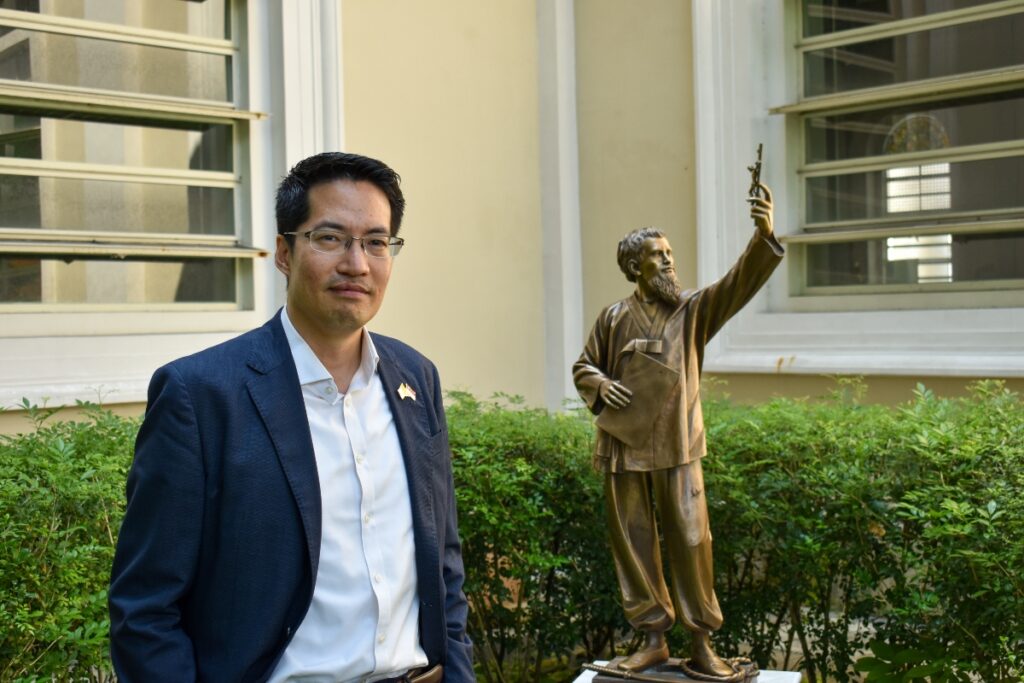 Lawrence Chong, responsable de la section interreligieuse de la visite du pape François à Singapour (ici devant la statue de saint Laurent Imbert, MEP, devant la cathédrale du Bon-Pasteur).