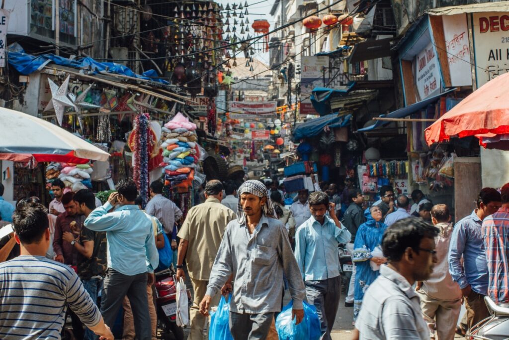 Mandvi, Mumbai, Maharashtra. Le 17 septembre, la Cour suprême de l'Inde a ordonné de suspendre les démolitions arbitraires d’habitations surnommées la « justice des bulldozers ».