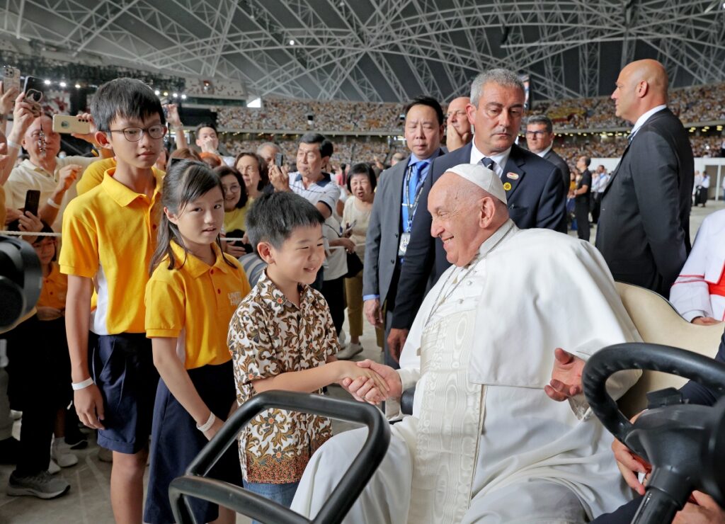 Parmi les quelque 50 000 personnes qui ont assisté à la messe papale, ce jeudi 12 septembre à 17 heures au stade national de Singapour, on comptait 2 600 jeunes, dont beaucoup d’enfants qui ont pu s’approcher du pape.