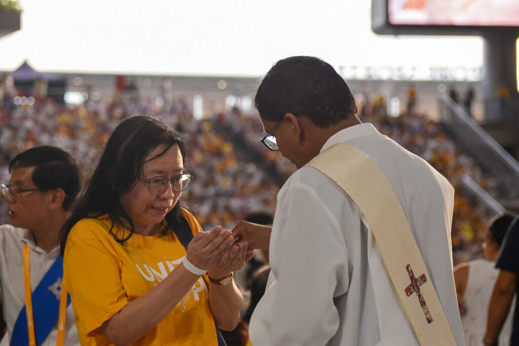 Près de 280 prêtres, ainsi que 50 évêques et cardinaux, ont concélébré la messe présidée par le pape François, jeudi 12 septembre au stade de Singapour.