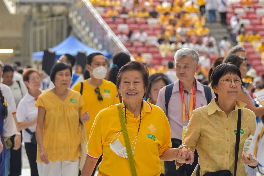 Près de 5 000 volontaires ont contribué à l’organisation de la visite papale à Singapour, avec des préparatifs qui ont débuté pour certains dès février 2024.