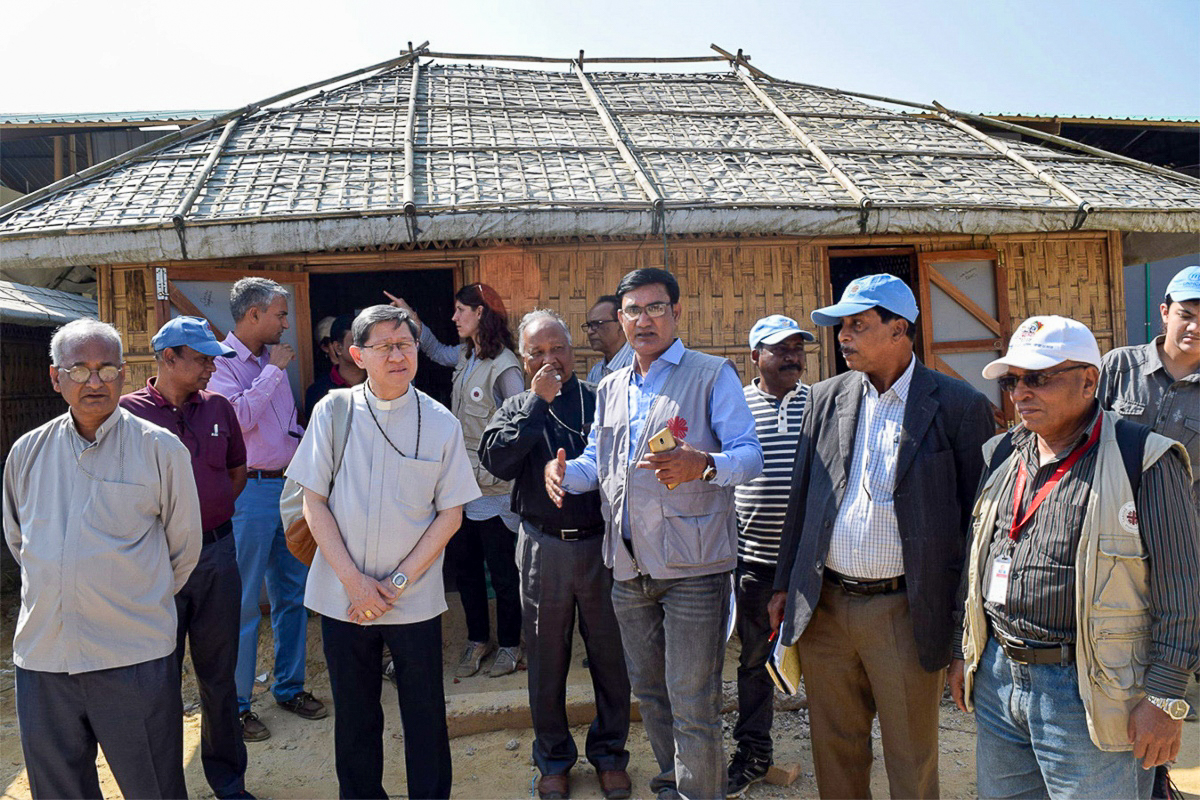 Un camp de réfugiés de Cox’s Bazar, Bangladesh, en 2018 lors d’une visite du cardinal Tagle, alors président de Caritas Internationalis.