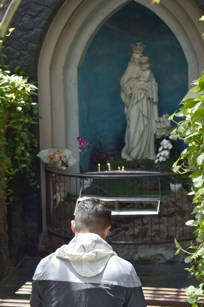 Un catholique indonésien en prière dans une chapelle, à l'extérieur de la cathédrale de Bandung..JPG