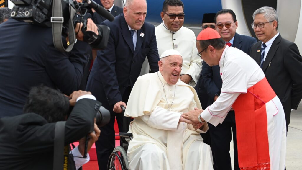 Le pape salué par le cardinal Suharyo à son arrivée en Indonésie.