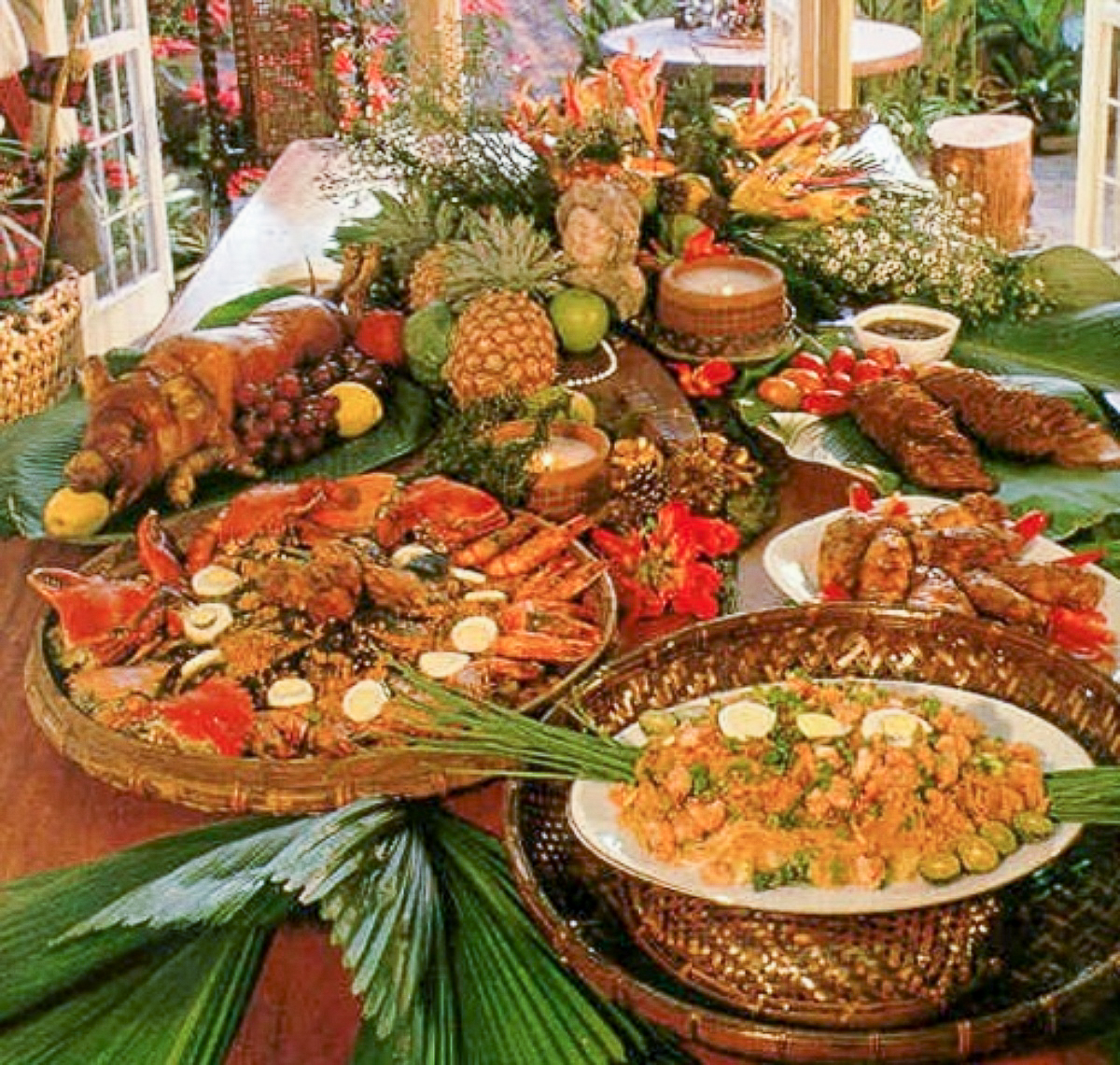 Un exemple de repas de Noël traditionnel philippin pour la Noche Buena (le 24 décembre). De gauche à droite : du cochon de lait grillé, des nouilles avec des fruits de mer, des fruits, du poisson grillé, du poulet frit et des nouilles chinoises.