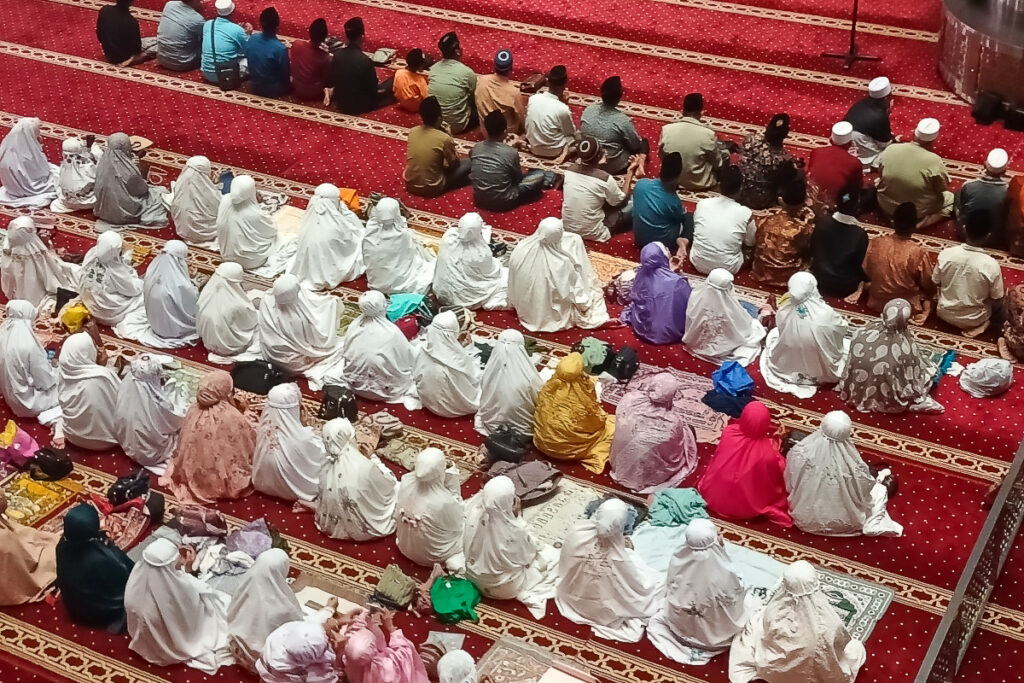 Des musulmans indonésiens en prière dans la mosquée Istiqlal de Jakarta, septembre 2024.