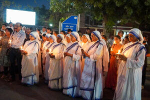 Des religieuses des Missionnaires de la Charité tiennent des cierges en mémoire des violences du 3 mai dans l’État indien de Manipur.