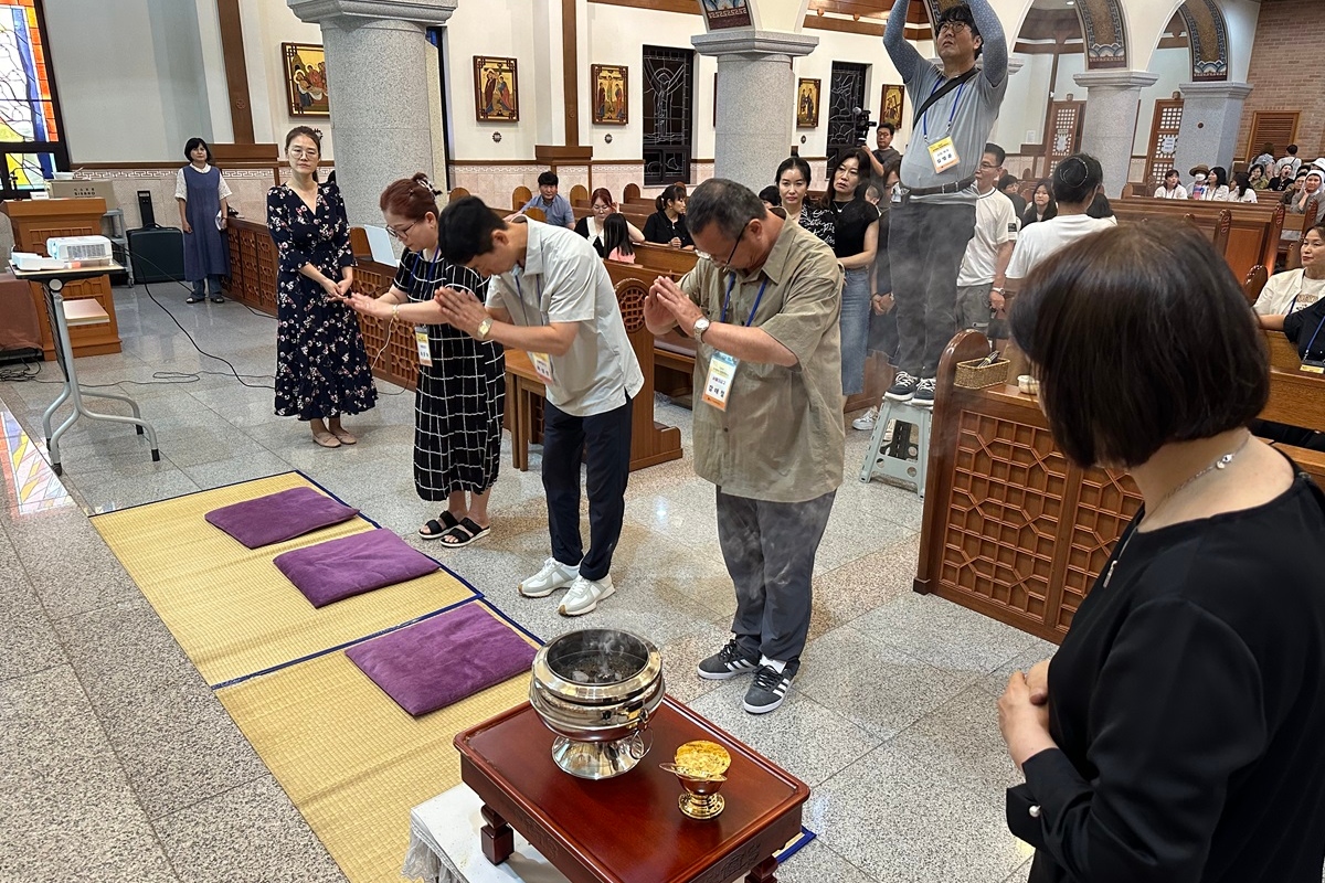 Des transfuges nord-coréens lors d’une messe pour la réconciliation à Uijeongbu, Corée du Sud.