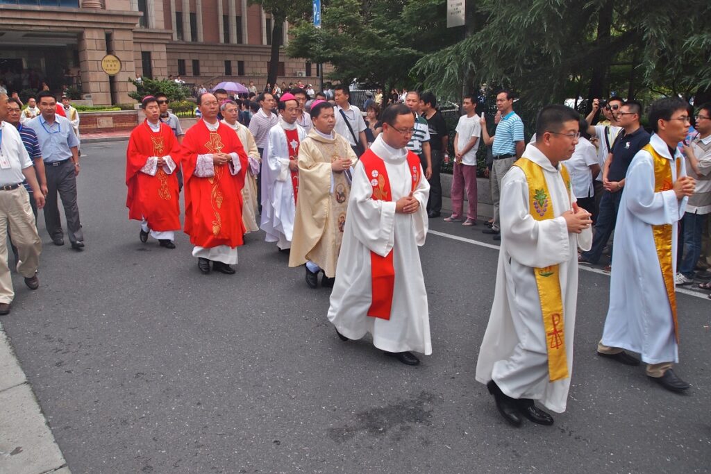 En 2012 lors de l’ordination de Mgr Thaddeus Ma Daqin dans la cathédrale de Shanghai. Depuis, Mgr Thaddeus a été assigné à résidence et considéré comme dissident.