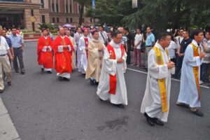 En 2012 lors de l’ordination de Mgr Thaddeus Ma Daqin dans la cathédrale de Shanghai. Depuis, Mgr Thaddeus a été assigné à résidence et considéré comme dissident.