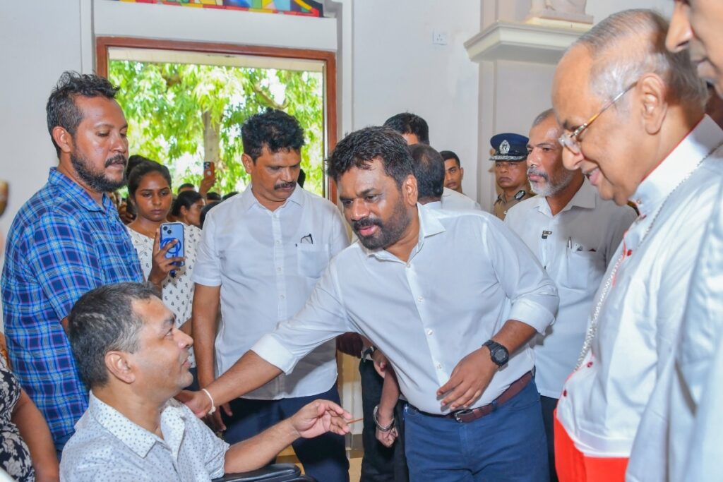 Le 23 septembre, le nouveau président sri-lankais Anura Kumara Dissanayake a rencontré des familles de victimes dans l’église Saint-Sébastien de Negombo.